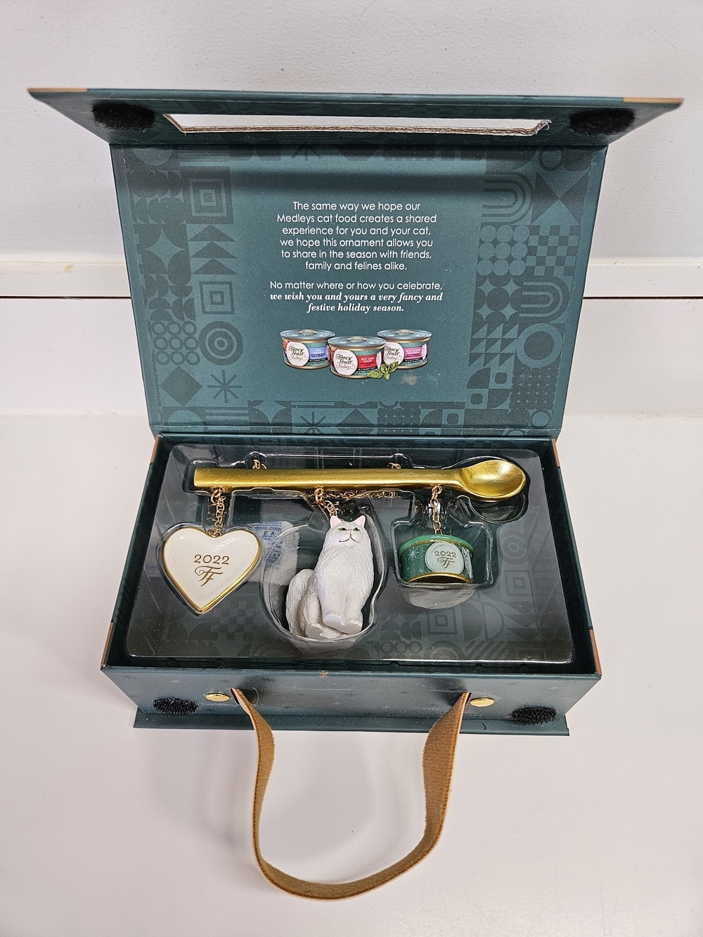 NEW Fancy Feast Limited Edition 2022 White Cat Collectible Ornament Box